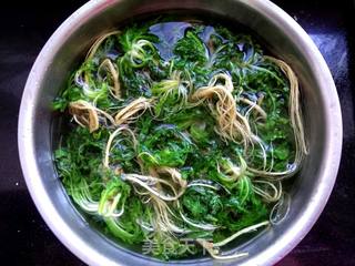 玉米面荠菜鸡蛋馅煎饺的做法步骤:7