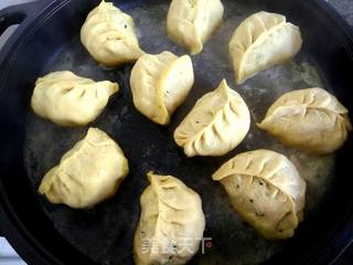 玉米面荠菜鸡蛋馅煎饺的做法步骤:19