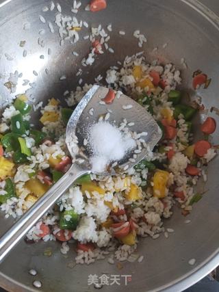 快速消灭家里剩米饭~菠萝火腿炒饭的做法步骤:5