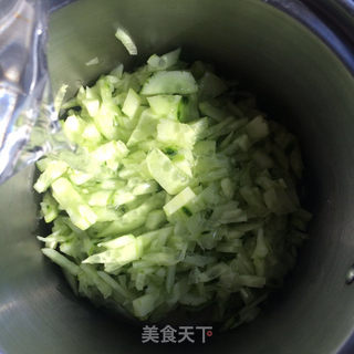 蜂蜜黄瓜汁的做法步骤:4