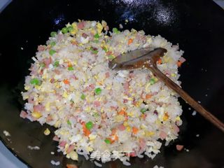 玉米豌豆火腿炒饭的做法步骤:12