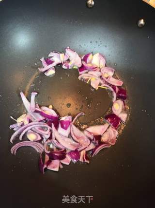 洋葱炒牛肉青菜面的做法步骤:3