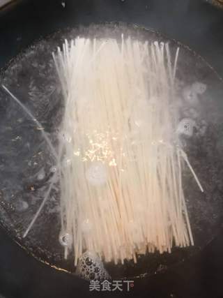 洋葱炒牛肉青菜面的做法步骤:2