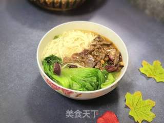 洋葱炒牛肉青菜面的做法步骤：7