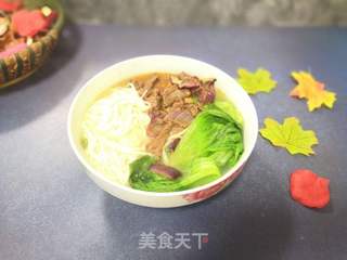 洋葱炒牛肉青菜面的做法步骤：8