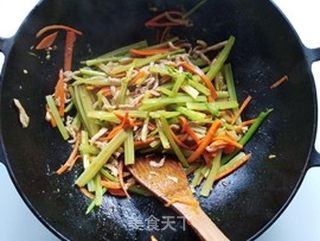 芹菜炒肉丝的做法步骤:11