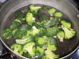 蚝油双菇西兰花的做法步骤:2