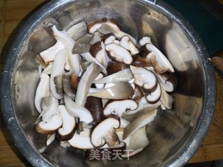 蚝油双菇西兰花的做法步骤:3