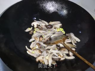 蚝油双菇西兰花的做法步骤：6