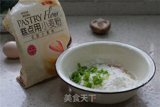 香菇鸡蛋葱花饼的做法步骤:2