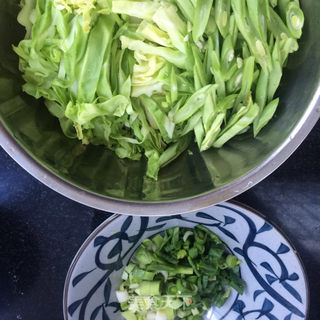 包菜豆角肉丝拌面的做法步骤:3