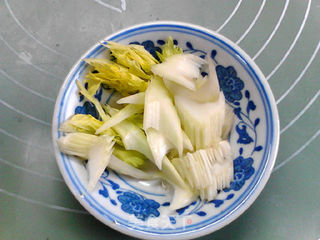方便面的花式吃法:菠萝烤肉方便面沙拉的做法步骤:2