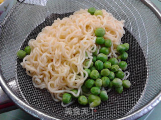 方便面的花式吃法:菠萝烤肉方便面沙拉的做法步骤:8