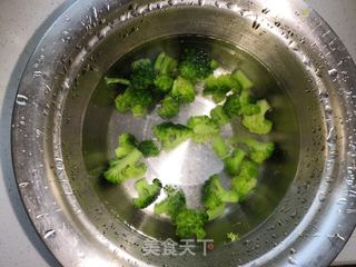 西兰花火腿疙瘩汤的做法步骤:2