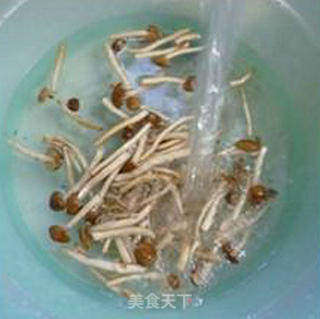 双椒茶树菇牛蛙的做法步骤:4