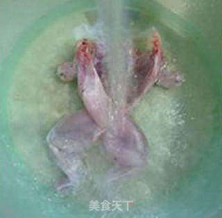 双椒茶树菇牛蛙的做法步骤:7
