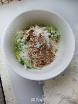 葱花发面饼的做法步骤:2