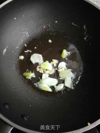 香菇鸡蛋炒紫米饭的做法步骤：3