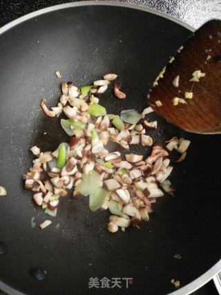 香菇鸡蛋炒紫米饭的做法步骤：4