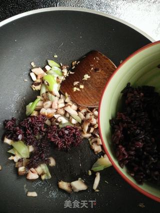 香菇鸡蛋炒紫米饭的做法步骤：5