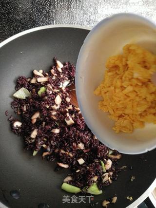 香菇鸡蛋炒紫米饭的做法步骤：6