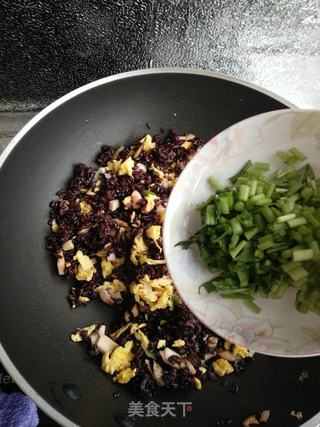 香菇鸡蛋炒紫米饭的做法步骤：7