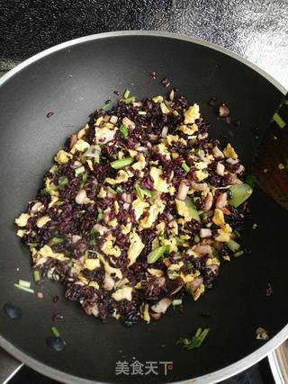 香菇鸡蛋炒紫米饭的做法步骤：9