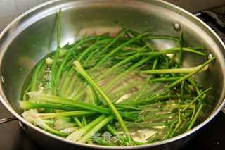 芹菜猪肉馅水饺的做法步骤:2