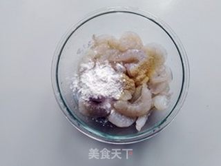 黄瓜腰果炒虾仁的做法步骤:2