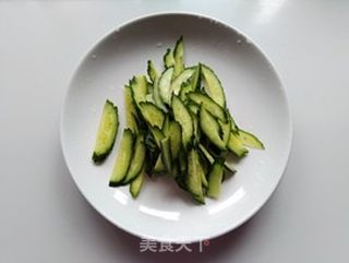 黄瓜腰果炒虾仁的做法步骤:3