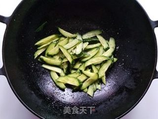 黄瓜腰果炒虾仁的做法步骤：6