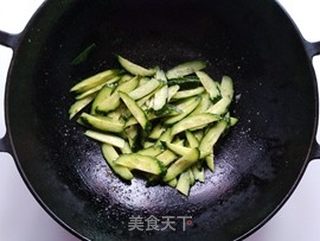 黄瓜腰果炒虾仁的做法步骤:6