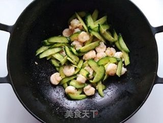 黄瓜腰果炒虾仁的做法步骤:8