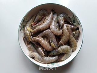 避风塘炒虾的做法步骤:2