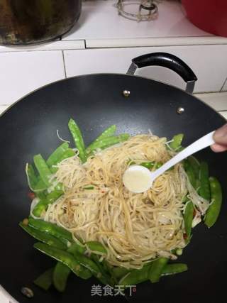 荷兰豆炒面的做法步骤:9