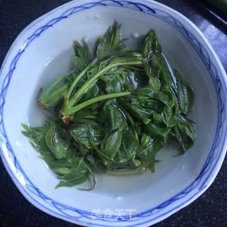 香椿芽拌荞麦面的做法步骤:3