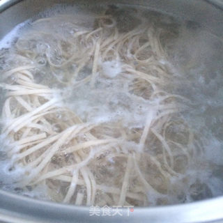 香椿芽拌荞麦面的做法步骤:4