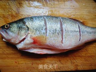 蒜蓉辣酱浇鲈鱼的做法步骤:2