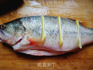 蒜蓉辣酱浇鲈鱼的做法步骤:3