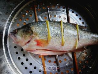蒜蓉辣酱浇鲈鱼的做法步骤:4