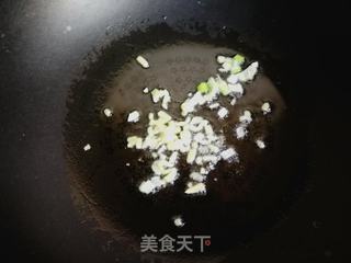 蒜蓉辣酱浇鲈鱼的做法步骤:7