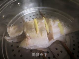 蒜蓉辣酱浇鲈鱼的做法步骤:5