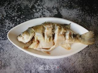 蒜蓉辣酱浇鲈鱼的做法步骤:6