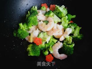 胡萝卜西兰花炒虾仁的做法步骤:11