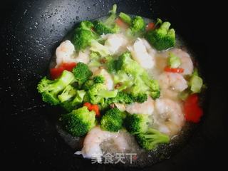 胡萝卜西兰花炒虾仁的做法步骤:12