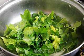 蒜香芹菜叶的做法步骤:2