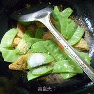 虾肉腐皮卷炒扁豆的做法步骤：7