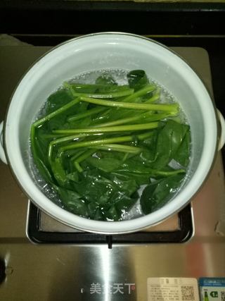 菠菜炒鸡蛋的做法步骤：2