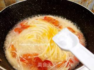 番茄生菜汤面的做法步骤:6