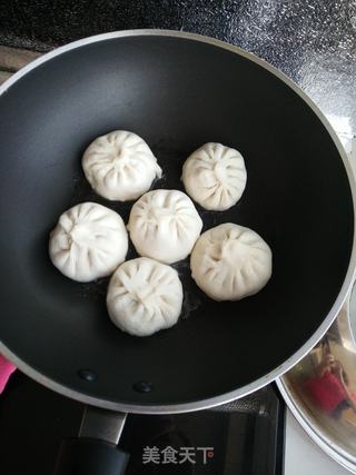 白菜猪肉馅煎包的做法步骤:11